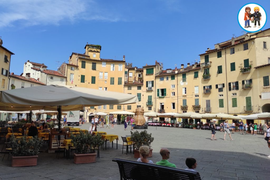 Piazza del Anfiteatro de Lucca (Italia)